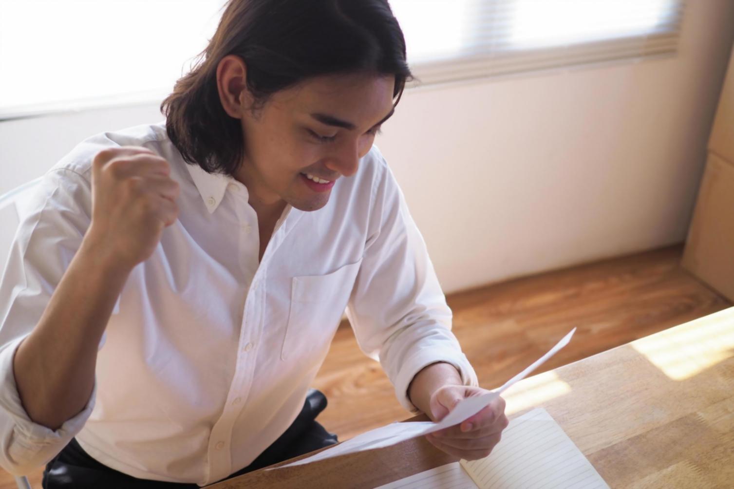 Estudiantes trabajando en ejercicios prácticos de presupuesto familiar