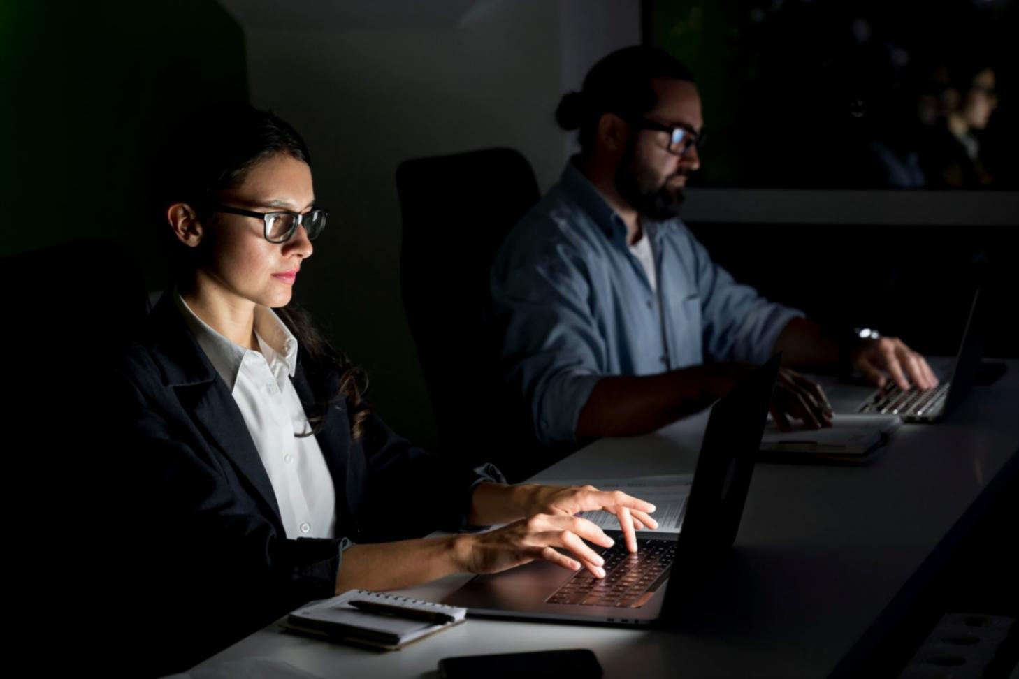 Persona participando en un webinario en directo desde su ordenador
